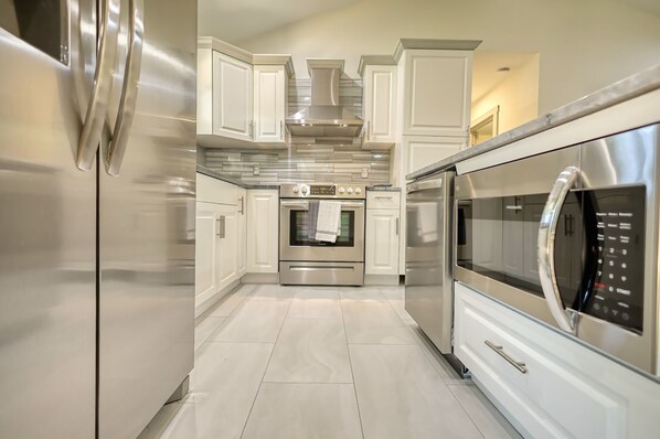 ثلاجة، ميكروويف، فرن، غسالة أطباق