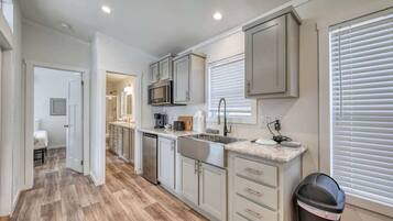 Nhà, 1 giường cỡ king, sân hiên (#19 3567 US 290 E) | Bếp riêng | Dụng cụ pha cà phê/trà