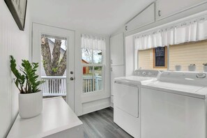 Ferienhaus, 2 Queen-Betten, Terrasse (207 W Ufer St) | Innenbereich