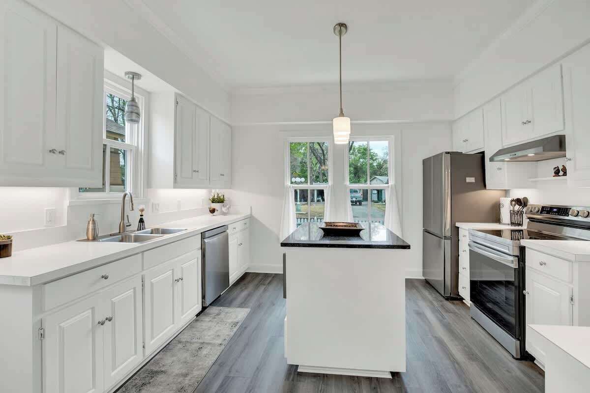 Σπίτι, 2 Queen Κρεβάτια, Αίθριο (207 W Ufer St) | Ιδιωτική κουζίνα | Βραστήρας για καφέ/τσάι