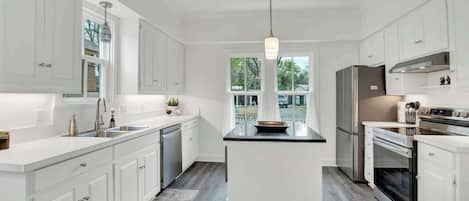 Hus - 2 queensize-sängar - uteplats (207 W Ufer St) | Eget kök | Kaffe- och tebryggare