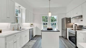 Ferienhaus, 2 Queen-Betten, Terrasse (207 W Ufer St) | Eigene Küche | Wasserkocher mit Kaffee-/Teezubehör