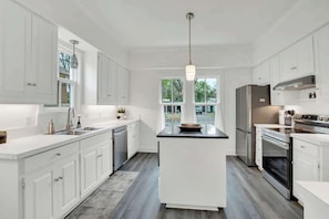 Private kitchen - Awesome Haus With Gameroom, 4blks to Center of Town! (Fredericksburg)