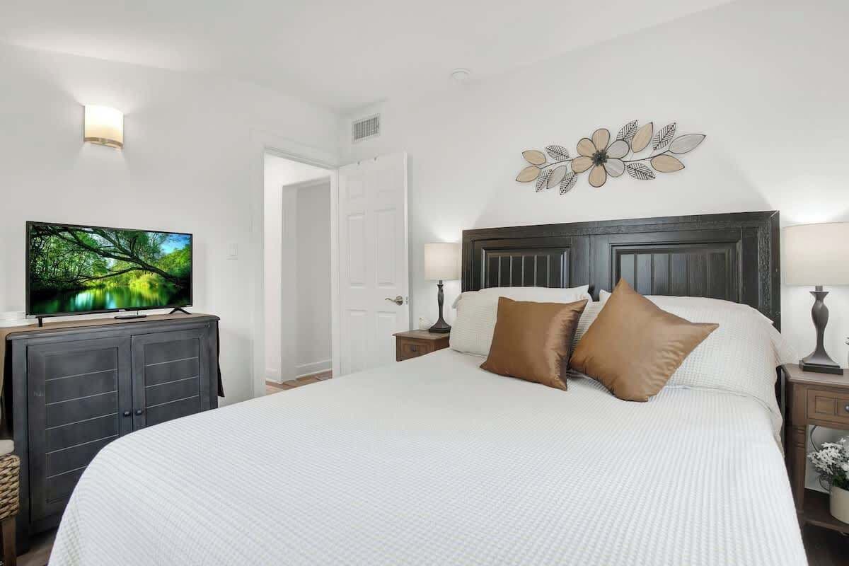 Hus, 2 queensize-senger, terrasse (207 W Ufer St) | 2 soverom, individuelt dekorert, individuelt innredet og sengetøy
