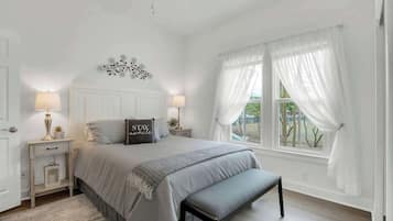 Ferienhaus, 2 Queen-Betten, Terrasse (207 W Ufer St) | 2 Schlafzimmer, individuell dekoriert, individuell eingerichtet