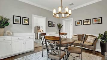 Ferienhaus, 2 Queen-Betten, Terrasse (207 W Ufer St) | Speisen