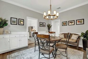 Ferienhaus, 2 Queen-Betten, Terrasse (207 W Ufer St) | Speisen