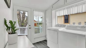 Huis, 2 queensize bedden, patio (207 W Ufer St) | Wasservice