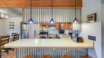 Fridge, microwave, stovetop, dishwasher