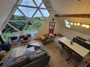 Smart TV, fireplace, books, music library - A-frame in the forest + Deck + Hot tub+ Fire place (Provincia de Puntarenas)