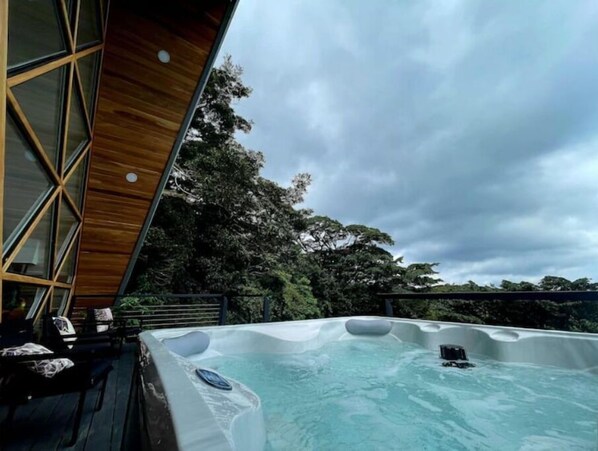 Bañera de hidromasaje al aire libre