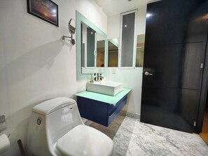 Sèche-cheveux, serviettes fournies