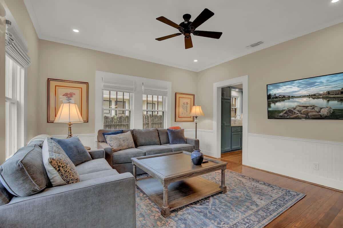 House, Multiple Beds, Patio, City View (208 W Creek Street) | Living area