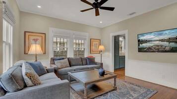 Casa, varias camas, patio, vista a la ciudad (208 W Creek Street) | Área de sala de estar