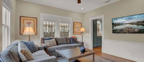 House, Multiple Beds, Patio, City View (208 W Creek Street) | Living area