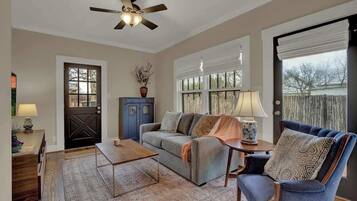 Casa, letti multipli, patio, vista città (208 W Creek Street) | Area soggiorno