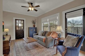 Ferienhaus, Mehrere Betten, Terrasse, Stadtblick (208 W Creek Street) | Wohnbereich