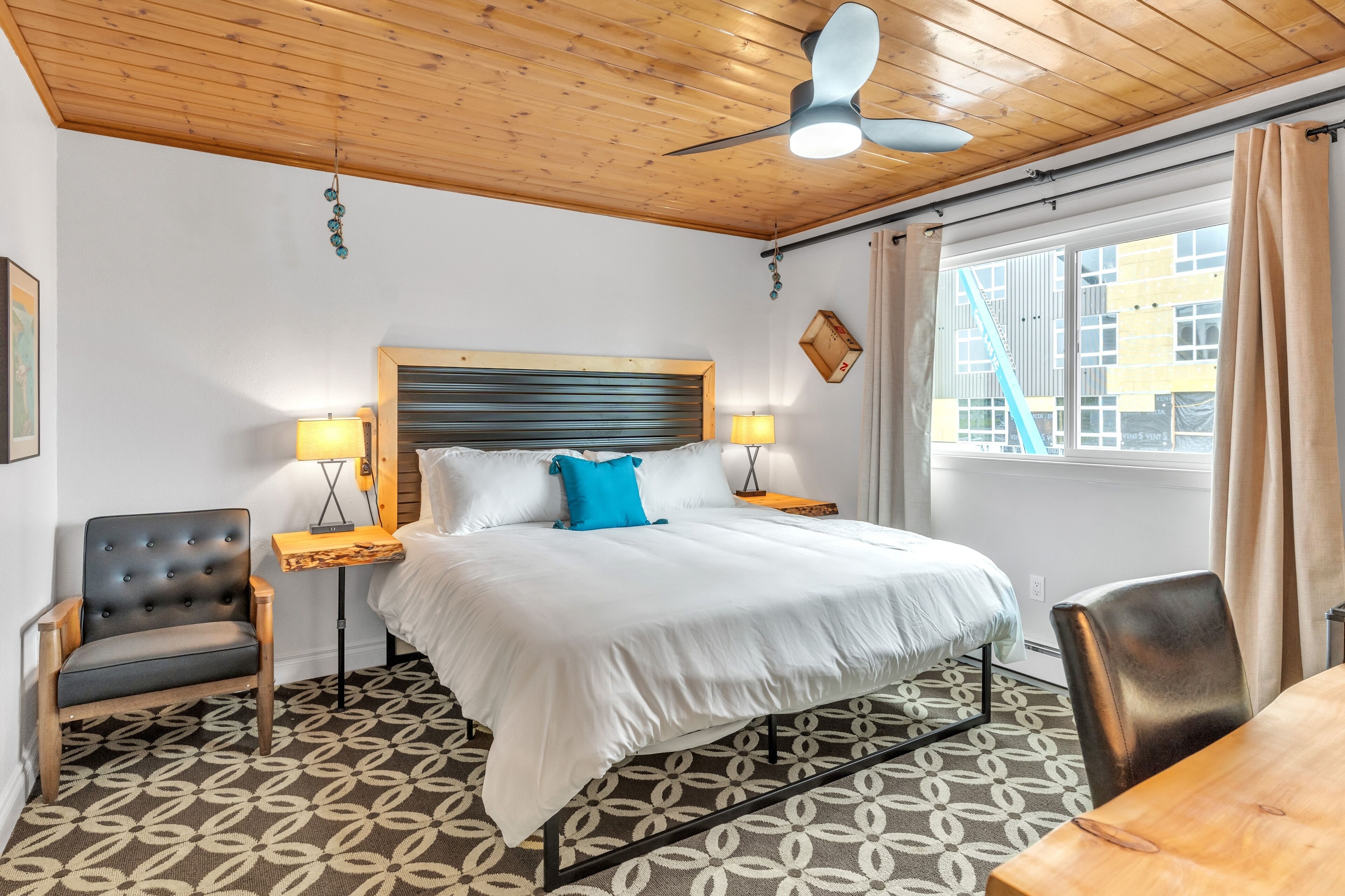 3rd Floor Deluxe King 316 - City View by Highliner Hotel