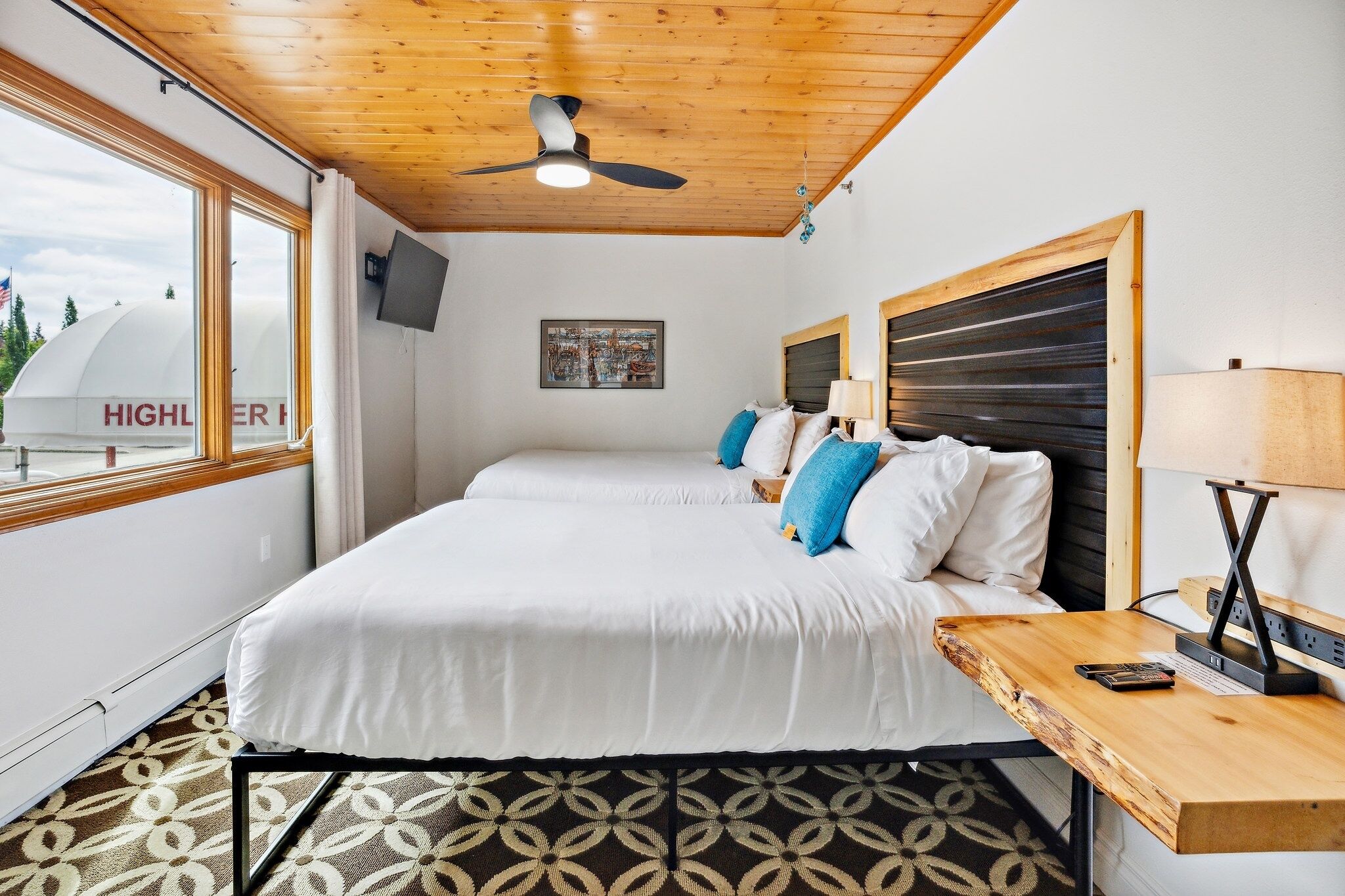 3rd Floor Deluxe Double Queen 315 by Highliner Hotel