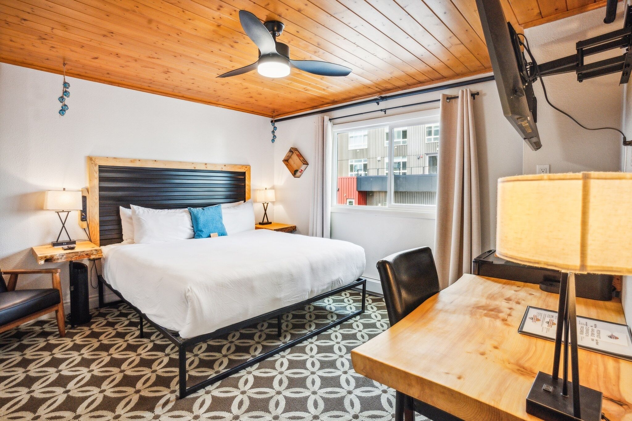 2nd Floor Deluxe King 216 - City View by Highliner Hotel