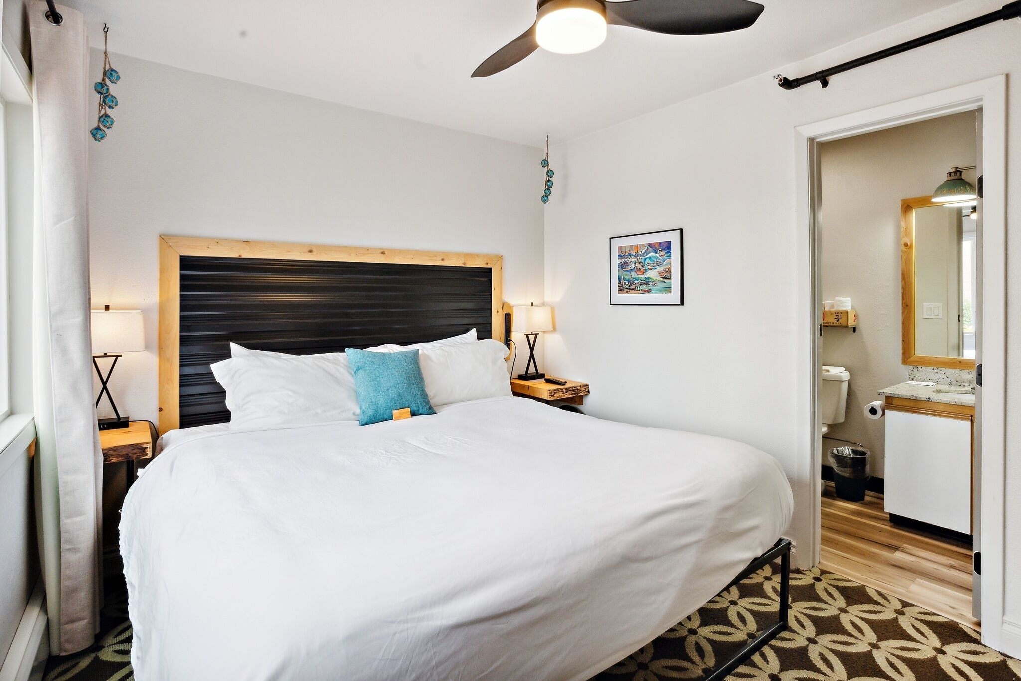 2nd Floor King 213 - City/Park View by Highliner Hotel