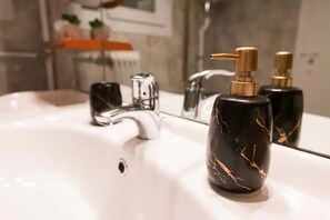 Jabón, shampoo, papel de baño 