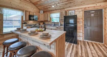 Cozy Cabin Firepit and Grill & 10 Mins to Main St