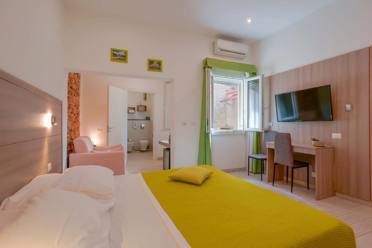 Luxe kamer | 1 slaapkamer, luxe beddengoed, donzen dekbedden, een kluis op de kamer