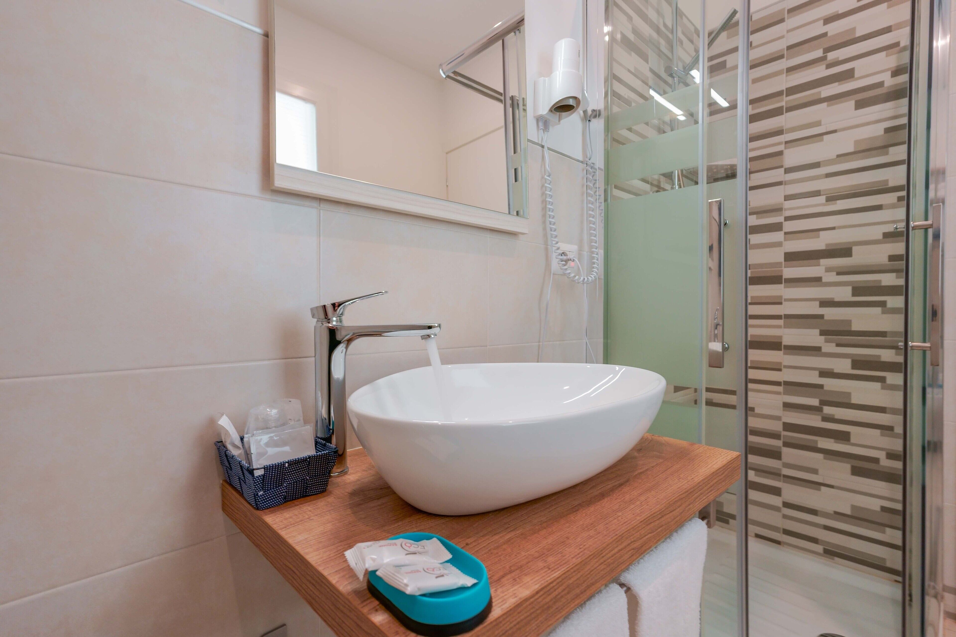 Superior Room | Bathroom | Shower, rainfall showerhead, hair dryer, slippers