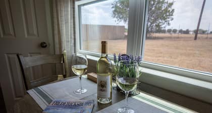 Cozy Casita! In Texas Famous 290 Winery Corridor!