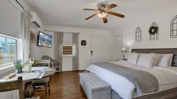 Kamar, 1 Tempat Tidur King, patio | 1 kamar tidur dan didekorasi berbeda-beda