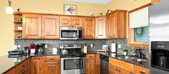 Lake views throughout, ski retreat on Lutsen Mountain next to xc trails and wine