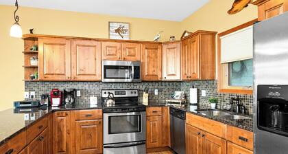 Lake views throughout, ski retreat on Lutsen Mountain next to xc trails and wine