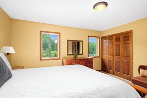 2 bedrooms, desk, iron/ironing board, travel crib - Lake views throughout. Next to golf, hiking, biking trails and winery. (Lutsen)