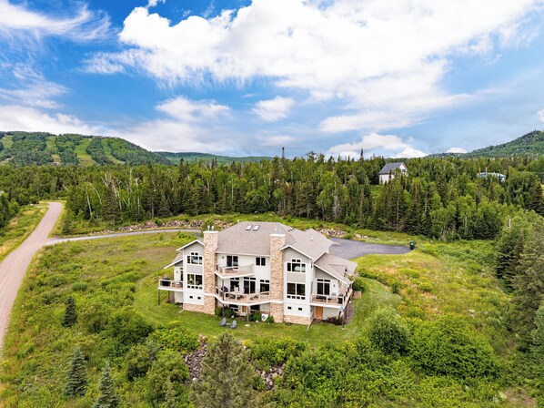 Exterior - Lake views throughout. Next to golf, hiking, biking trails and winery. (Lutsen)