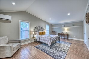 3 bedrooms, individually decorated, individually furnished, free WiFi - Just Peachy: Hot-tub, 8 Blocks to Main St (Fredericksburg)