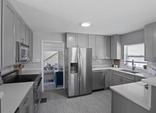 Cottage style 4 bedroom, 2 bathrooms,lake front access to water.