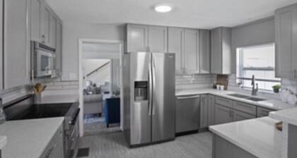 Cottage style 4 bedroom, 2 bathrooms,lake front access to water.