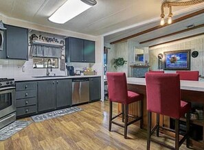 Private kitchen - Casa De Vino is perfect for your Waterfront Get Away (Astor)