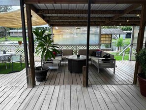 Outdoor dining - Casa De Vino is perfect for your Waterfront Get Away (Astor)