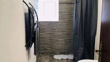 Haartrockner, Handtücher, Seife, Shampoo