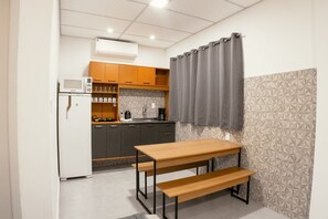 Comfort Studio | Private kitchen | Fridge, microwave, cookware/dishes/utensils - VILLA BILAC 04 (Blumenau)