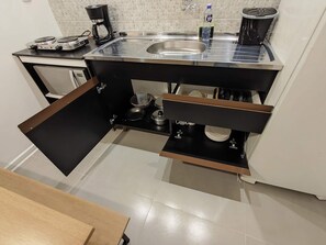 Studio | Private kitchen | Fridge, microwave, cookware/dishes/utensils