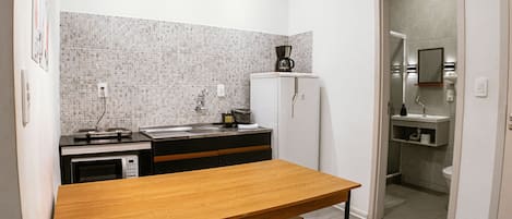 Studio | Private kitchen | Fridge, microwave, cookware/dishes/utensils