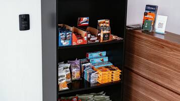 Un quiosco autoservicio con diferentes productos de comida y bebida envasados.
