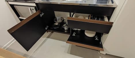 Studio | Private kitchen | Fridge, microwave, cookware/dishes/utensils