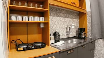 Una kitchenette equipada con cafetera, hervidor y estufa eléctrica Duocook.