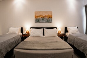 A double room with two beds, a nightstand with a lamp, and a painting on the wall. - VILLA BILAC 04 (Blumenau)