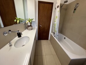 Haartrockner, Handtücher, Seife, Shampoo