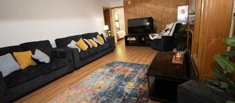 Spacious Home in Green Hideout! Game Room, Swing , Balconies